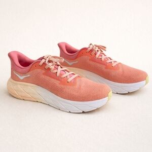 Hoka "Arahi 7" Women's 11B in Papaya Coral